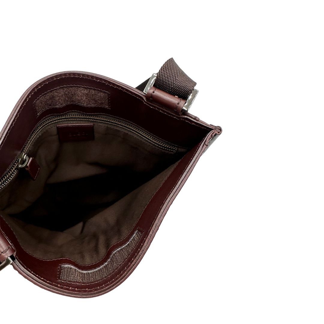 Borsa Gucci in pelle GG, munita di una tracolla in tessuto regolabile, di lusso, originale, ottime condizioni, usata.