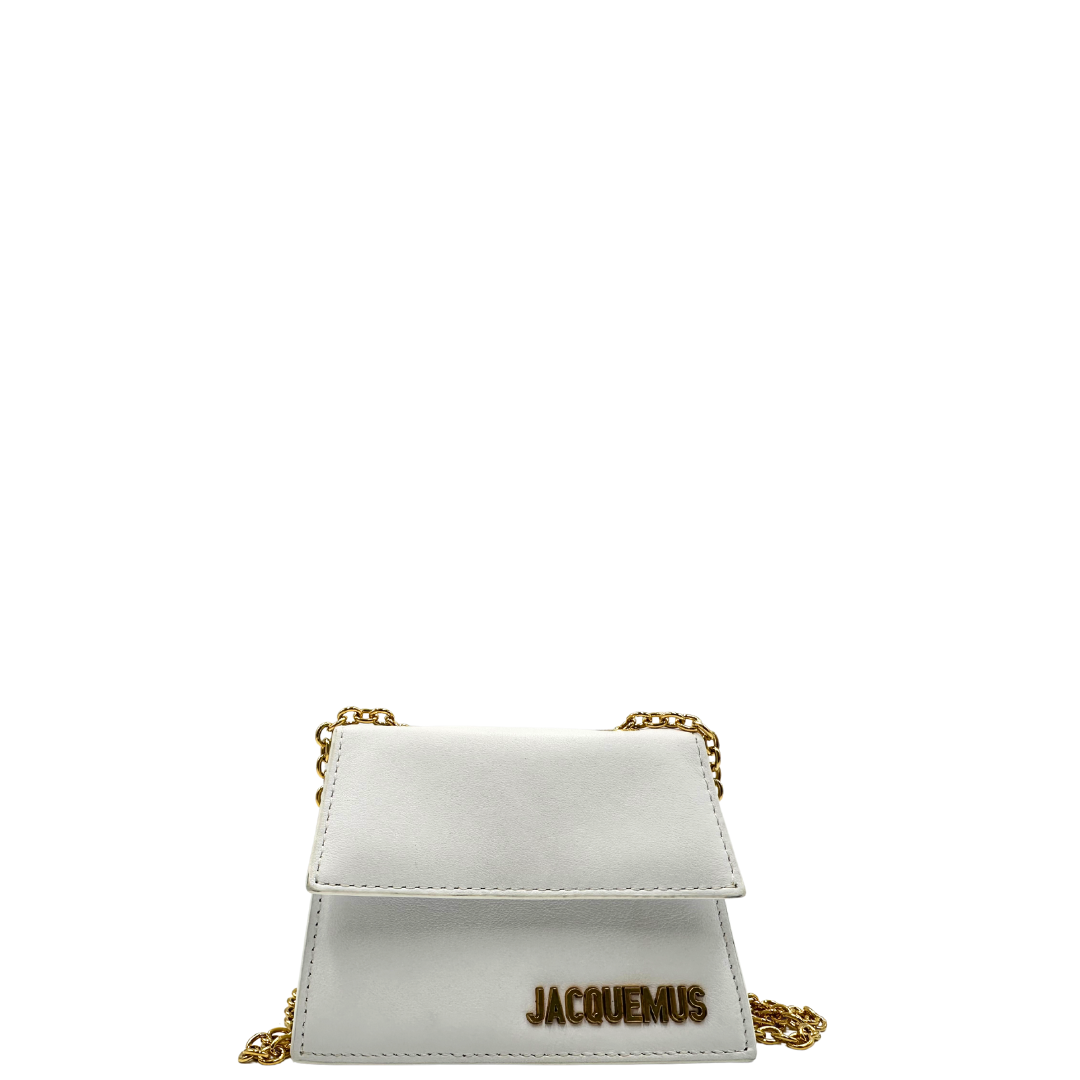 Micro Chiquito Bag Jacquemus in pelle bianca con parti metalliche dorate, munita di una tracolla in catena. Completa di dustbag. Originale, usato, in condizioni ottime. 