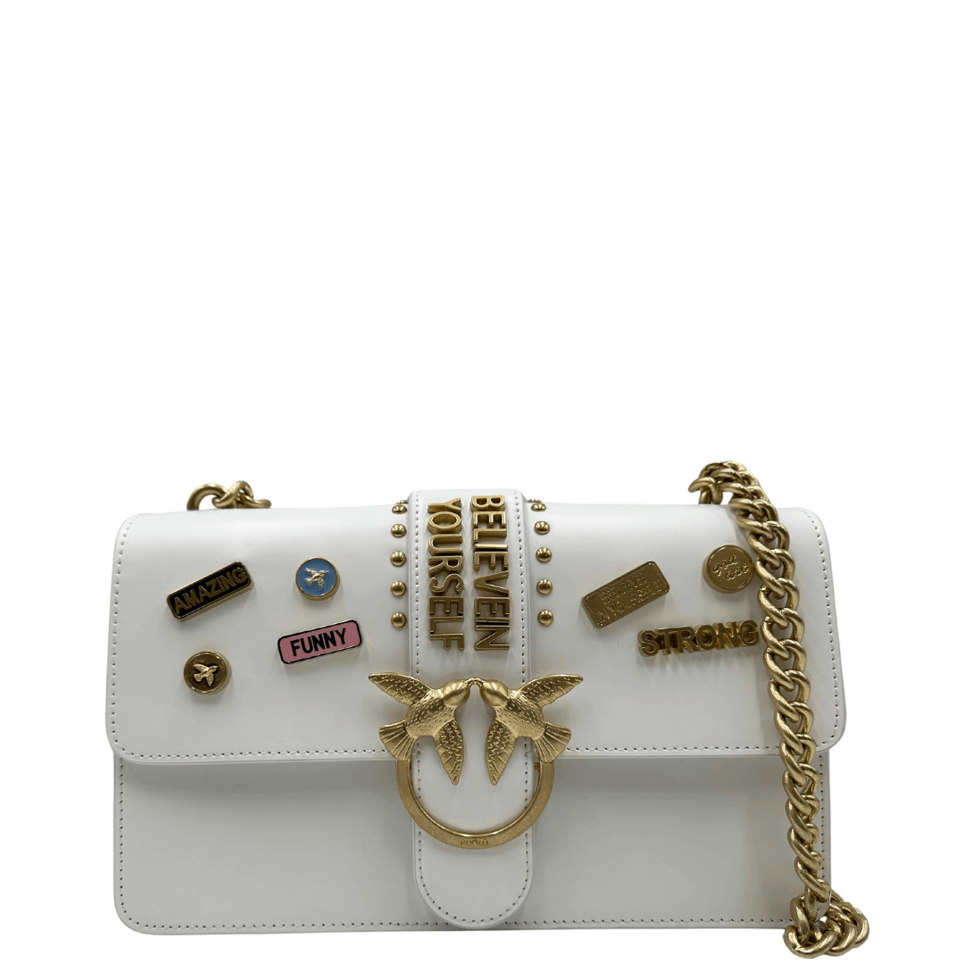 Scopri la borsa Pinko Love Classic Icon, un accessorio unico in pelle bianca con applicazioni decorative e l'iconica chiusura Love Birds. Perfetta per uno stile sofisticato e originale.