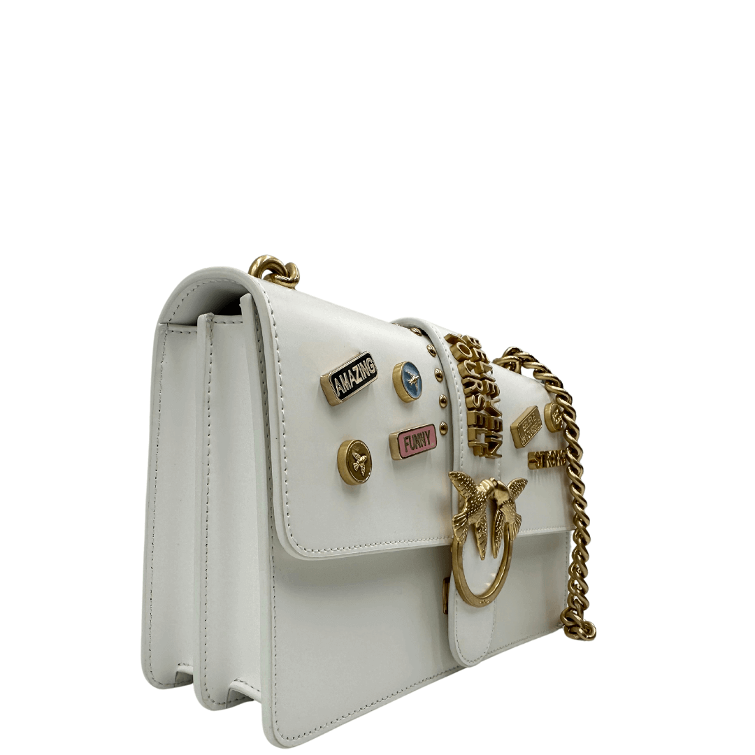 Scopri la borsa Pinko Love Classic Icon, un accessorio unico in pelle bianca con applicazioni decorative e l'iconica chiusura Love Birds. Perfetta per uno stile sofisticato e originale.