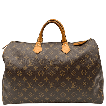 Louis Vuitton Speedy 40 in tela Monogram, personalizzato con iniziali "S.M." e manici in pelle naturale. Borsa iconica e spaziosa, perfetta per viaggi o uso quotidiano.