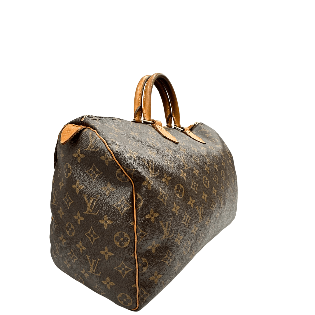 Louis Vuitton Speedy 40 in tela Monogram, personalizzato con iniziali "S.M." e manici in pelle naturale. Borsa iconica e spaziosa, perfetta per viaggi o uso quotidiano.