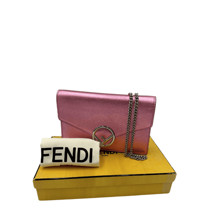 Pochette da sera Fendi in pelle rosa laminata e corredata di tracolla in catena. Borse usate originali