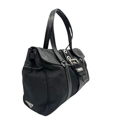 Borsa a spalla Prada in tessuto nero con dettagli in pelle e fibbia frontale argentata. Elegante e funzionale, perfetta per uno stile casual-chic.