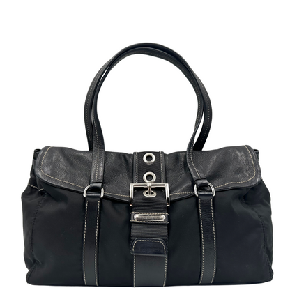 Borsa a spalla Prada in tessuto nero con dettagli in pelle e fibbia frontale argentata. Elegante e funzionale, perfetta per uno stile casual-chic.