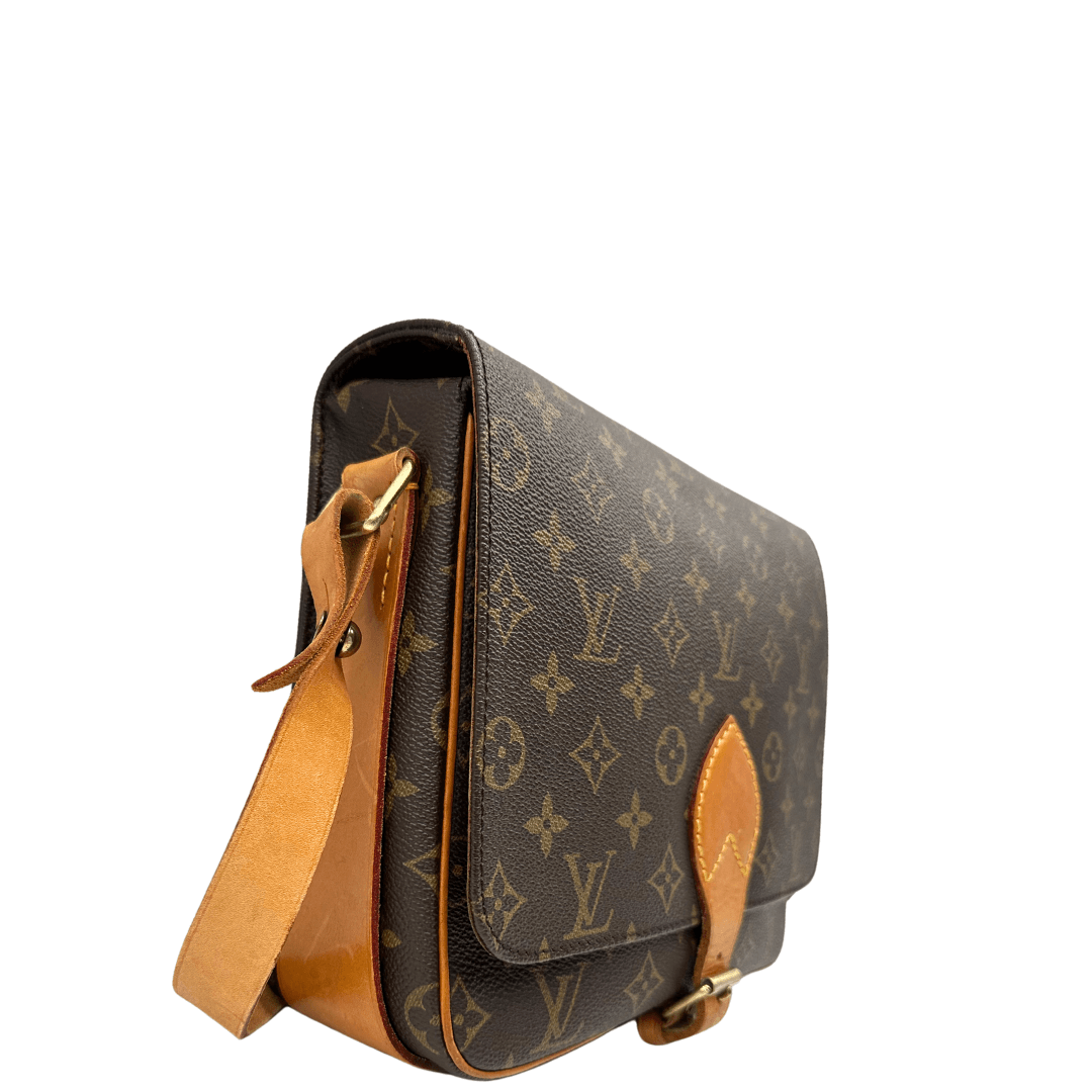 Louis Vuitton Cartouchière vintage in tela monogram iconica, con dettagli in pelle naturale e una tracolla regolabile. Perfetta per gli amanti dello stile senza tempo e del fascino retrò.