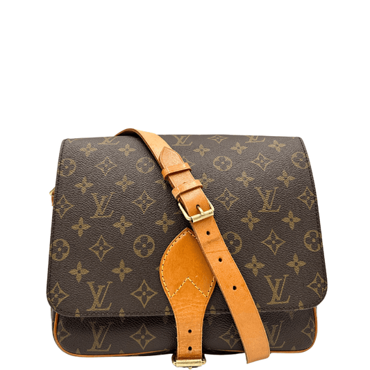 Louis Vuitton Cartouchière vintage in tela monogram iconica, con dettagli in pelle naturale e una tracolla regolabile. Perfetta per gli amanti dello stile senza tempo e del fascino retrò.