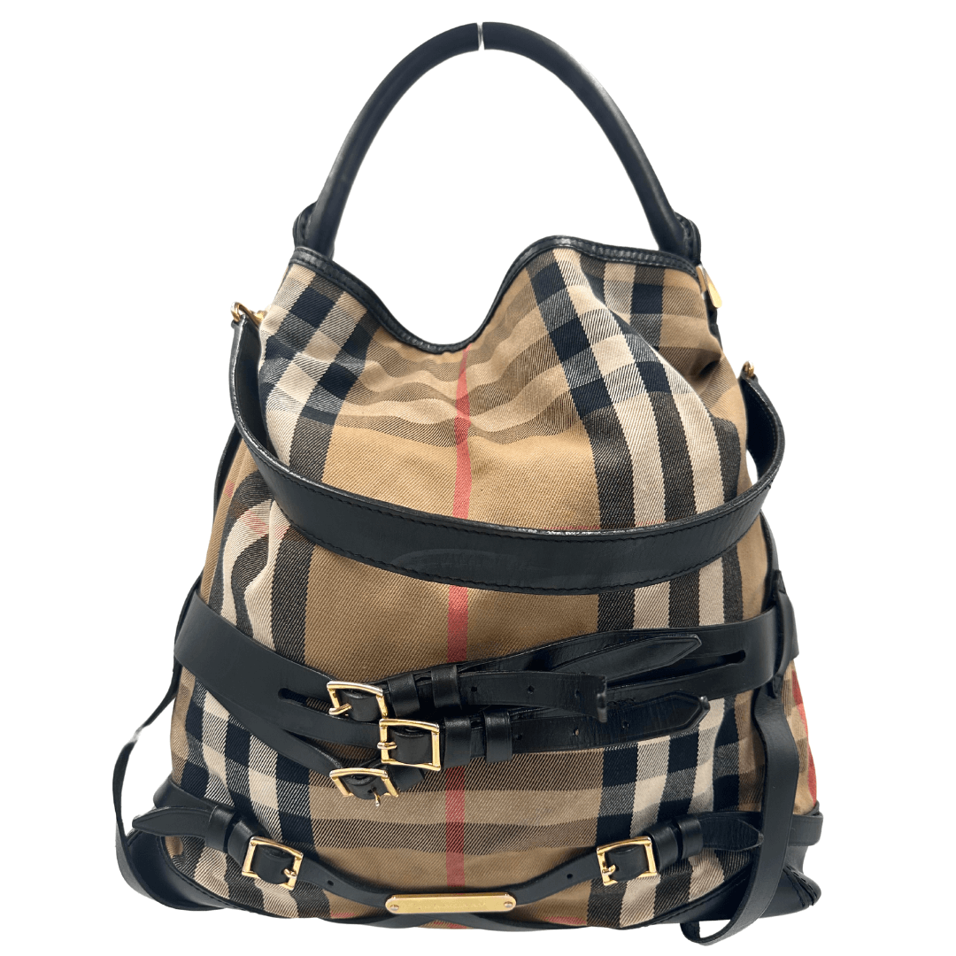 Shopper Burberry con l'iconico motivo check, dotata di tracolla amovibile in pelle e dettagli in metallo dorato. Un accessorio elegante e versatile, perfetto per aggiungere un tocco di classe britannica a qualsiasi outfit.