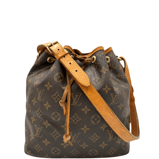 Elegante e iconico, il secchiello Louis Vuitton Petit Noé in Monogram è un simbolo senza tempo di lusso e stile. Creato in pregiata tela rivestita con dettagli in pelle naturale, è perfetto per chi cerca un accessorio pratico e chic.