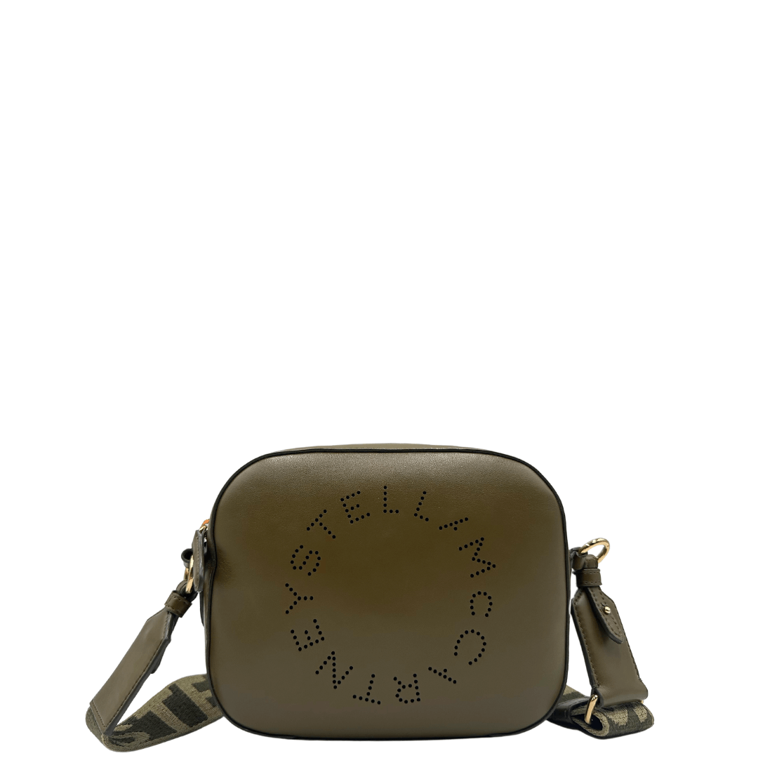 Tracolla Logo Crossbody di Stella McCartney in verde oliva, realizzata con materiali sostenibili e impreziosita da un logo traforato. Un accessorio chic e consapevole, perfetto per uno stile moderno e versatile.