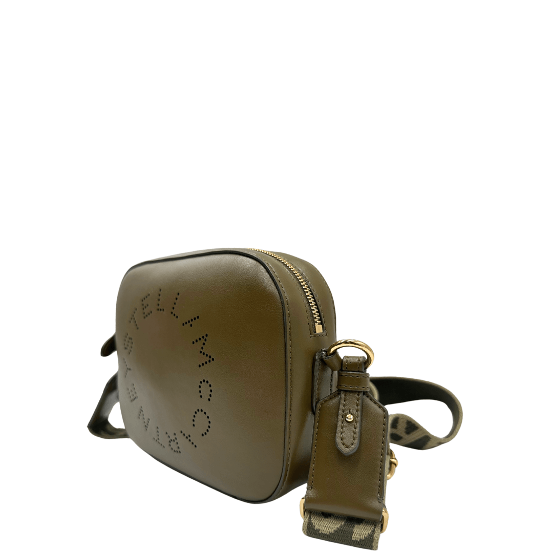 Tracolla Logo Crossbody di Stella McCartney in verde oliva, realizzata con materiali sostenibili e impreziosita da un logo traforato. Un accessorio chic e consapevole, perfetto per uno stile moderno e versatile.