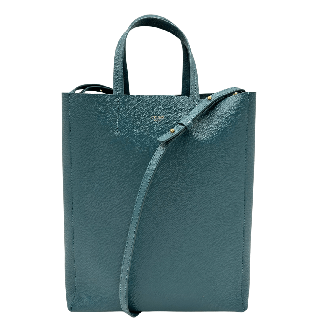 Tote Celine Vertical con tracolla, in raffinata pelle color teal e design minimalista. Perfetta per uno stile sofisticato e pratico, ideale per ogni occasione.