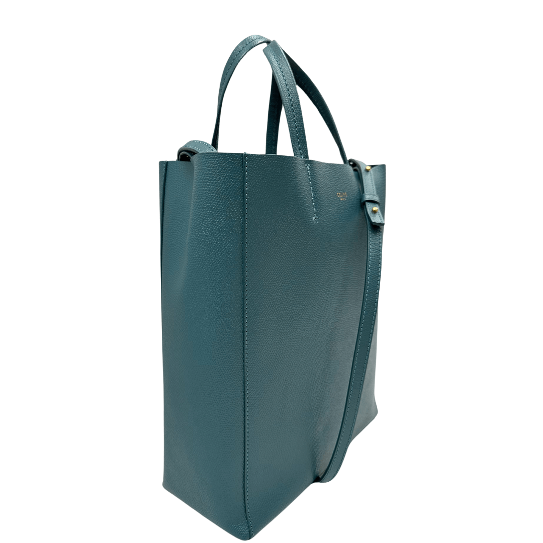 Tote Celine Vertical con tracolla, in raffinata pelle color teal e design minimalista. Perfetta per uno stile sofisticato e pratico, ideale per ogni occasione.