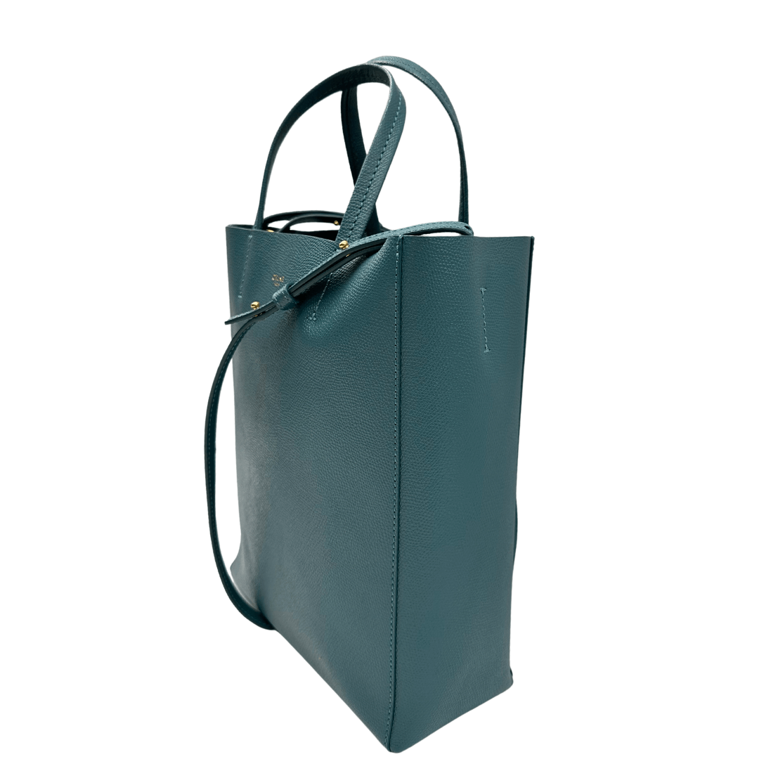 Tote Celine Vertical con tracolla, in raffinata pelle color teal e design minimalista. Perfetta per uno stile sofisticato e pratico, ideale per ogni occasione.