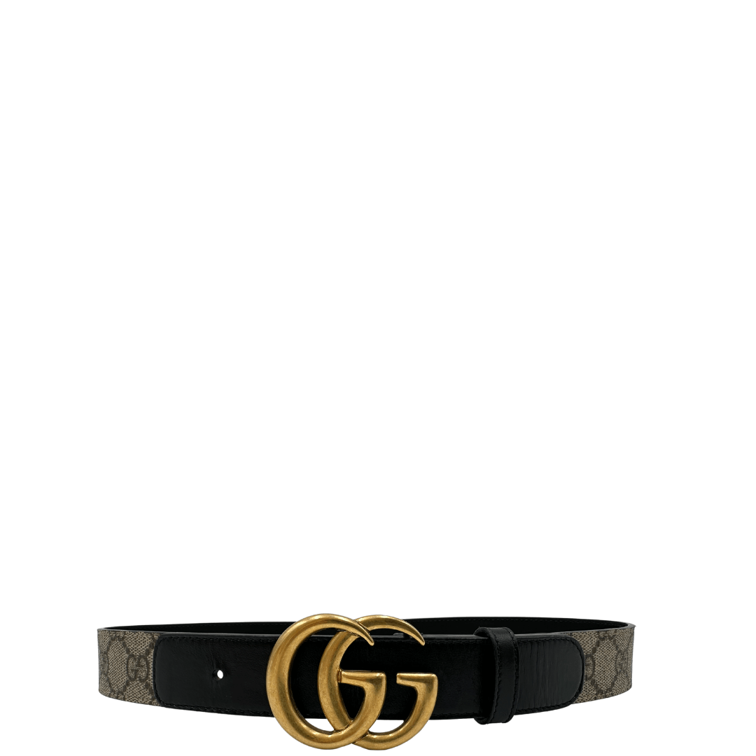 Elegante cintura Gucci Marmont in canvas GG Supreme e pelle nera, caratterizzata dall'iconica fibbia con doppia G dorata. Un accessorio di lusso intramontabile.