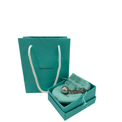 Scopri il Pendente Ball HardWear by Tiffany: design raffinato in argento sterling, simbolo di eleganza moderna e stile senza tempo. Perfetto per ogni occasione.