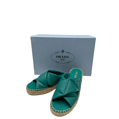 Scopri i sandali espadrillas Prada in pelle verde acqua, perfetti per un look estivo raffinato e confortevole. Con dettagli intrecciati e suola in corda, uniscono eleganza e praticità per le giornate più calde.