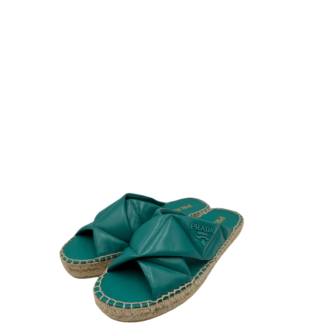 Scopri i sandali espadrillas Prada in pelle verde acqua, perfetti per un look estivo raffinato e confortevole. Con dettagli intrecciati e suola in corda, uniscono eleganza e praticità per le giornate più calde.