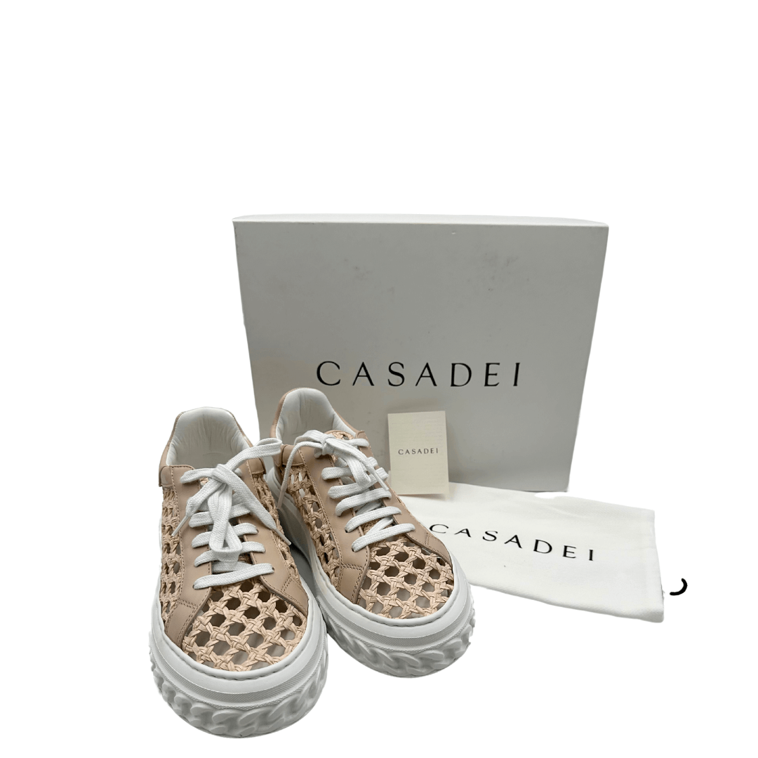 Scopri le eleganti Sneakers Casadei: design unico con dettagli intrecciati in pelle rosa cipria, suola robusta e stile sofisticato per un look casual-chic.