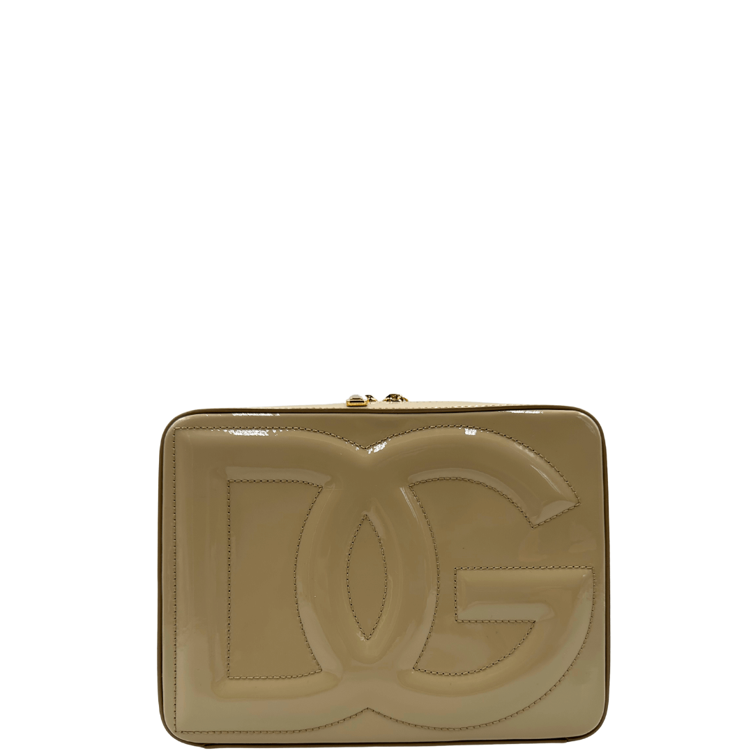 Tracolla Dolce&Gabbana in vernice beige con logo DG in rilievo. Eleganza contemporanea e versatilità per ogni occasione.