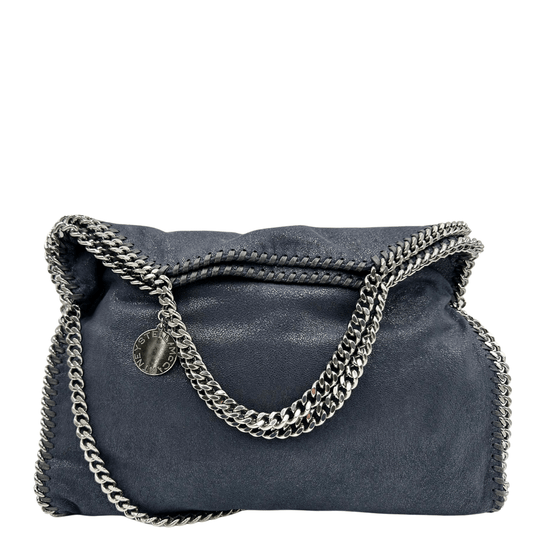 Iconica Stella McCartney Falabella in ecopelle blu con dettagli a catena argentata. Eleganza sostenibile e stile contemporaneo.