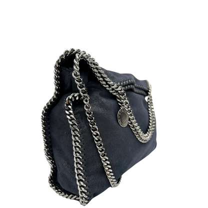 Iconica Stella McCartney Falabella in ecopelle blu con dettagli a catena argentata. Eleganza sostenibile e stile contemporaneo.