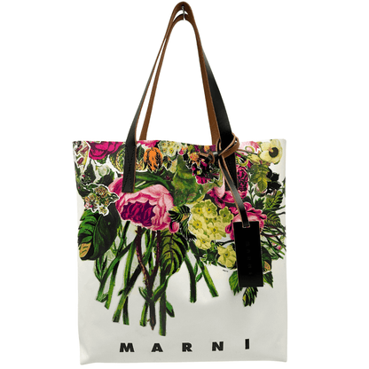 Scopri la tote Marni, un accessorio unico con stampe floreali vivaci e dettagli in pelle. Perfetta per aggiungere un tocco di stile e originalità al tuo look quotidiano.