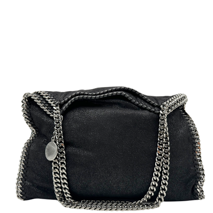 Iconica Stella McCartney Falabella in ecopelle nera con dettagli a catena argentata. Eleganza sostenibile e stile contemporaneo.