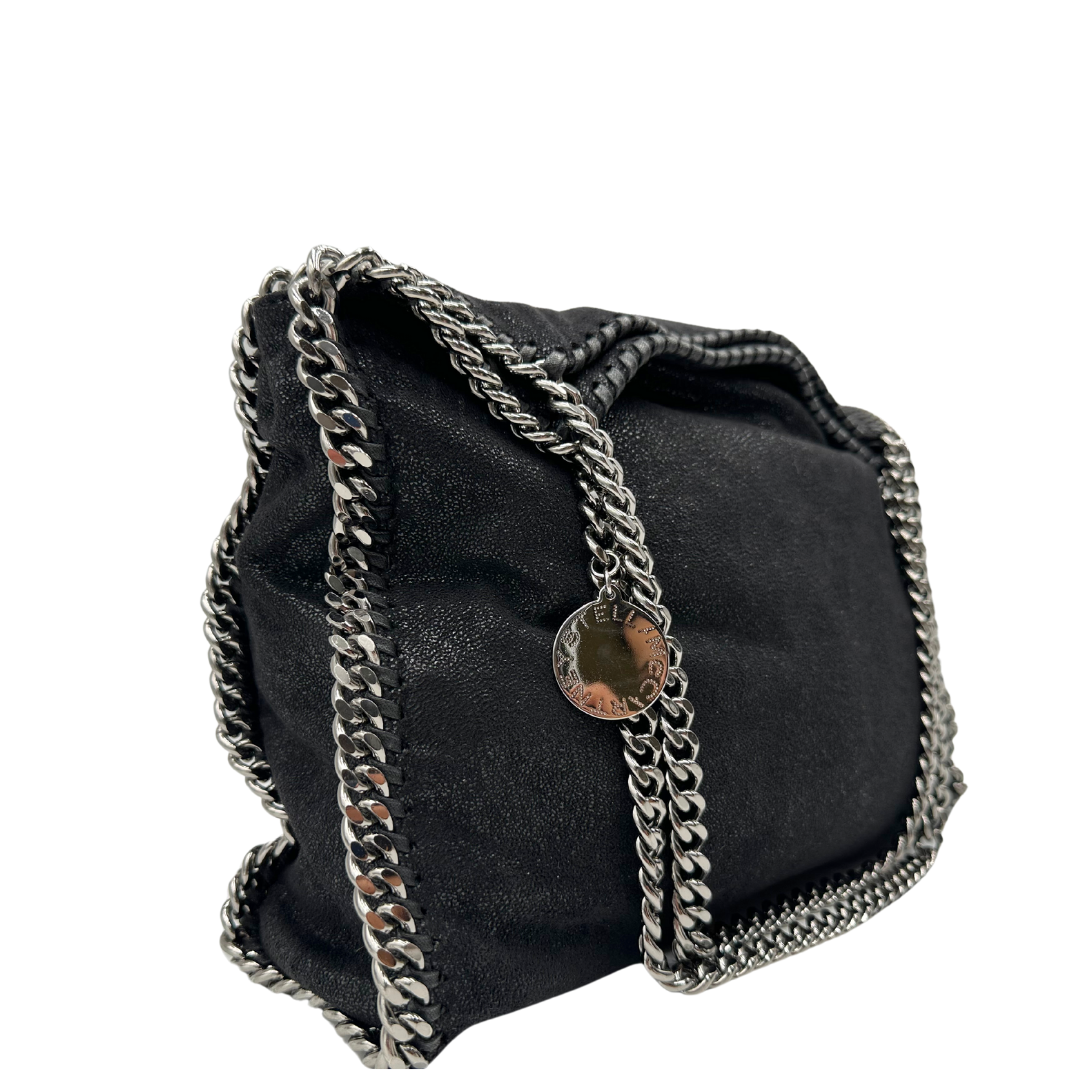 Iconica Stella McCartney Falabella in ecopelle nera con dettagli a catena argentata. Eleganza sostenibile e stile contemporaneo.