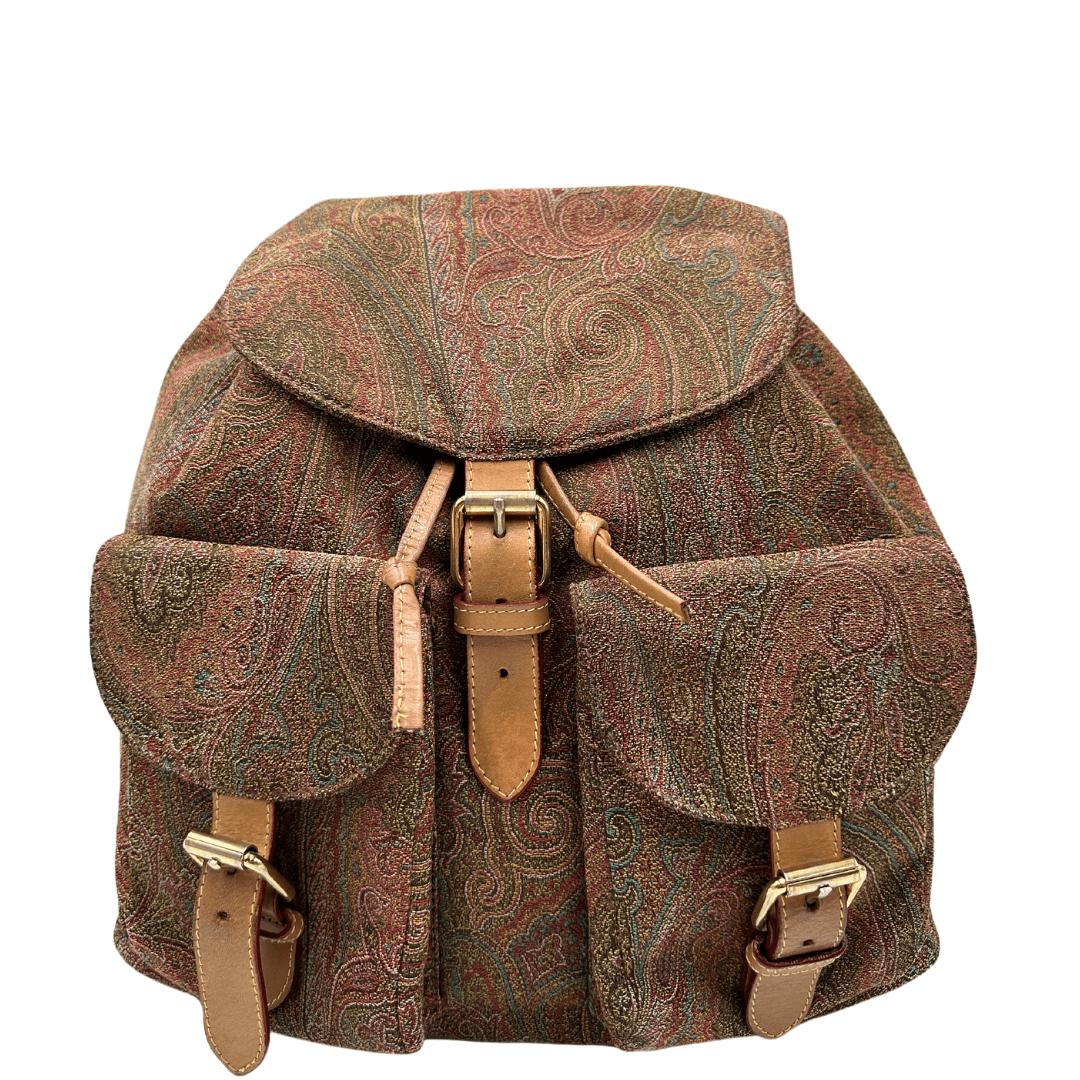 Zaino Etro in tessuto trama Paisley bordeaux con dettagli in pelle e doppie tasche frontali, un accessorio iconico e versatile per uno stile sofisticato e casual-chic.