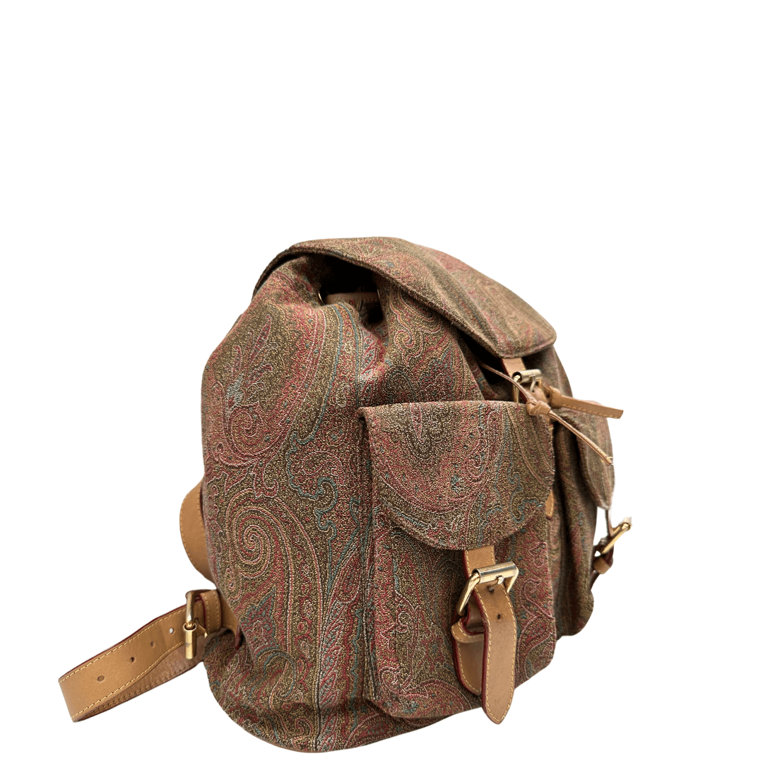 Zaino Etro in tessuto trama Paisley bordeaux con dettagli in pelle e doppie tasche frontali, un accessorio iconico e versatile per uno stile sofisticato e casual-chic.