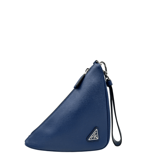 Pochette Prada Triangle in pelle Saffiano blu con design geometrico iconico e logo triangolare. Un accessorio moderno e sofisticato.