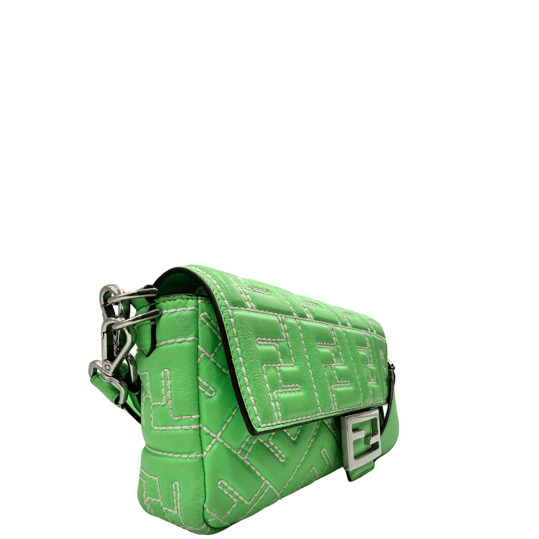 Scopri l'iconica Baguette Fendi in pelle verde con motivo FF trapuntato e dettagli in metallo argentato. Stile sofisticato per ogni occasione