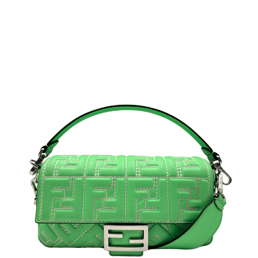 Scopri l'iconica Baguette Fendi in pelle verde con motivo FF trapuntato e dettagli in metallo argentato. Stile sofisticato per ogni occasione