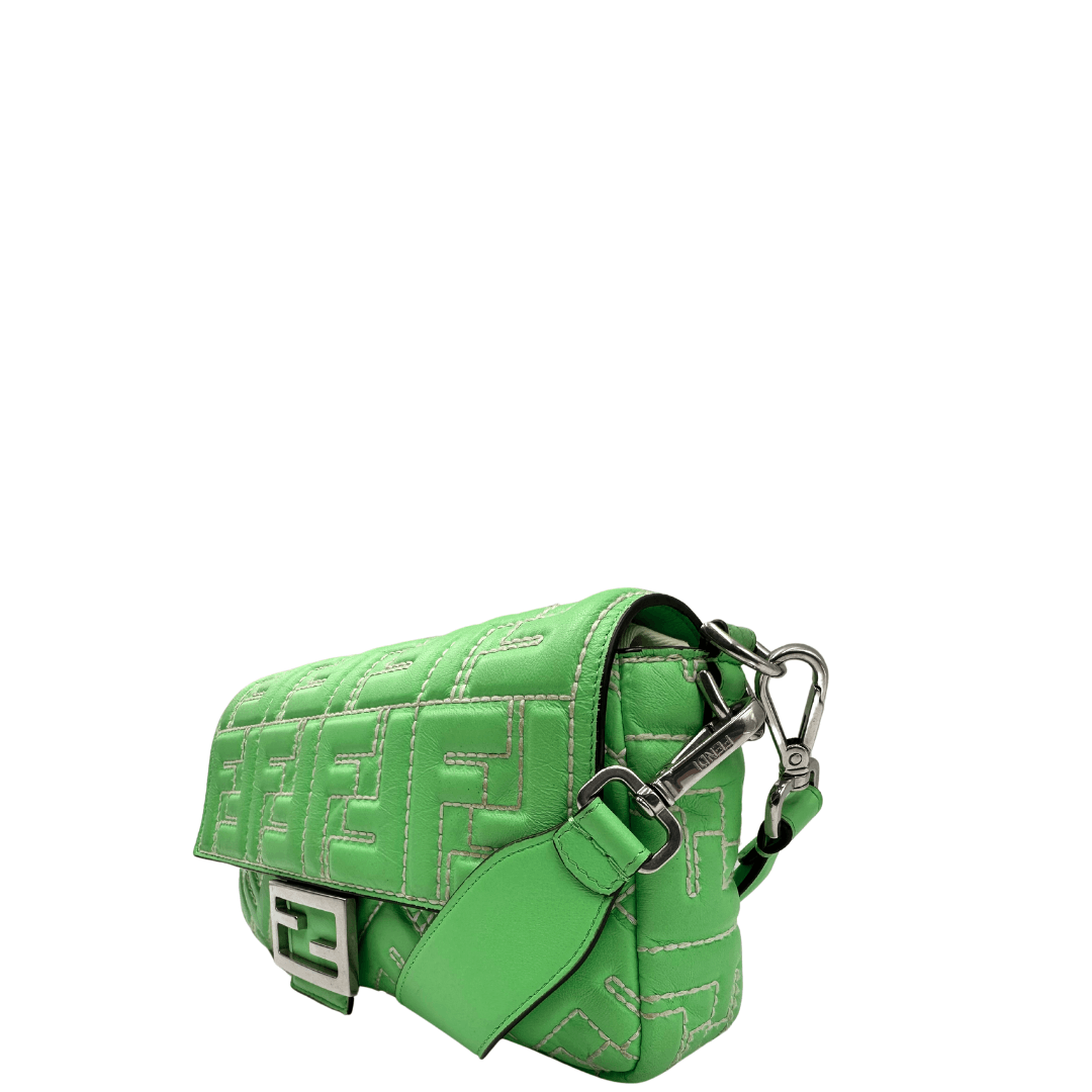 Scopri l'iconica Baguette Fendi in pelle verde con motivo FF trapuntato e dettagli in metallo argentato. Stile sofisticato per ogni occasione