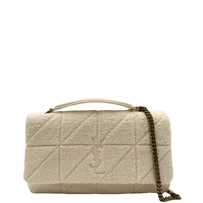 Scopri la borsa YSL Jamie in tessuto bouclé crema, con logo YSL ton-sur-ton e tracolla a catena dorata. Eleganza e versatilità per ogni occasione.