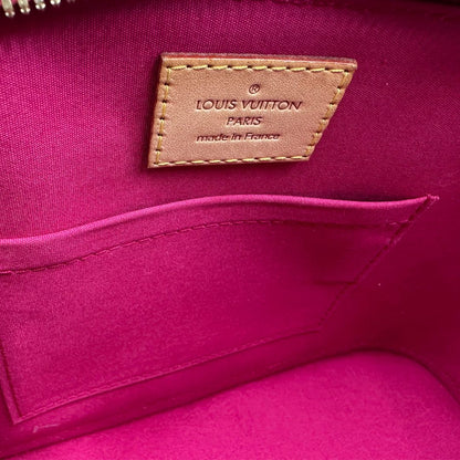 interno Borsa Louis Vuitton Alma BB in pelle vernis rossa con trama monogram empreinte e parti metalliche dorate. Munita di doppi manici stondati e tracolla amovibile, dotata di clochette porta chiavi. Completa di scatola, lucchetto e chiavi, di lusso, originale, ottime condizioni. 