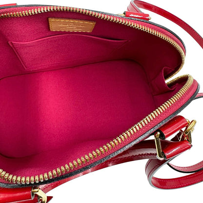 interno Borsa Louis Vuitton Alma BB in pelle vernis rossa con trama monogram empreinte e parti metalliche dorate. Munita di doppi manici stondati e tracolla amovibile, dotata di clochette porta chiavi. Completa di scatola, lucchetto e chiavi, di lusso, originale, ottime condizioni. 