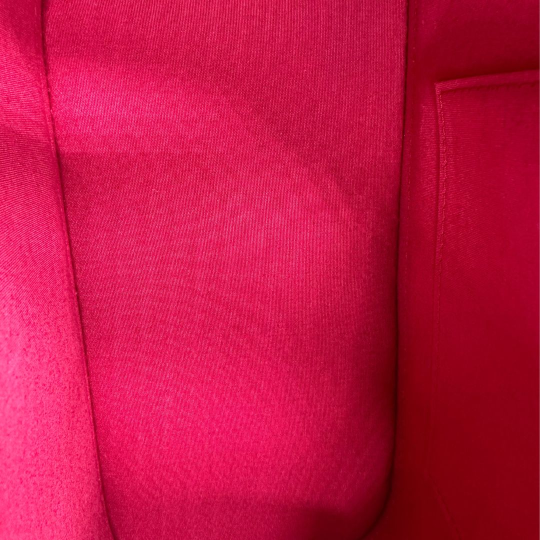 interno Borsa Louis Vuitton Alma BB in pelle vernis rossa con trama monogram empreinte e parti metalliche dorate. Munita di doppi manici stondati e tracolla amovibile, dotata di clochette porta chiavi. Completa di scatola, lucchetto e chiavi, di lusso, originale, ottime condizioni. 