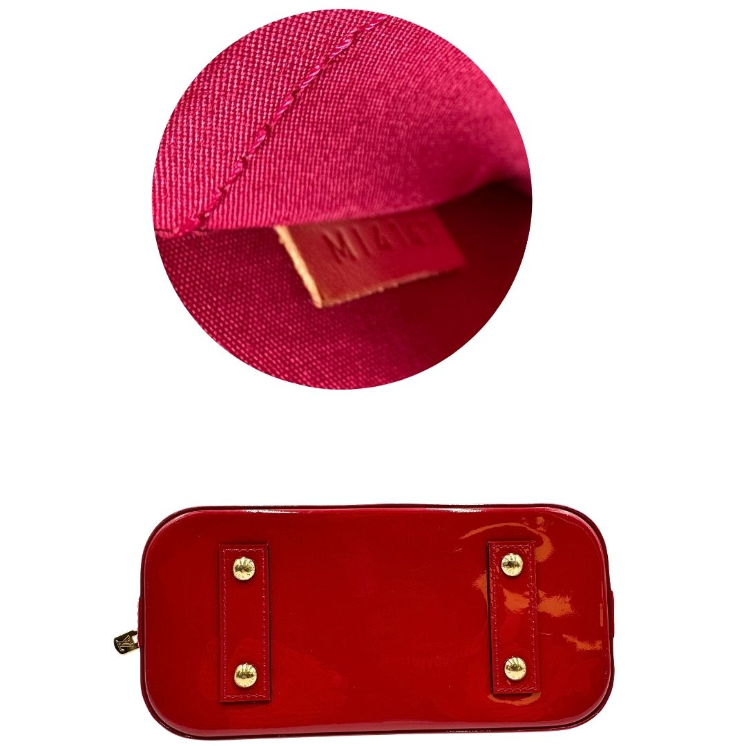 base Borsa Louis Vuitton Alma BB in pelle vernis rossa con trama monogram empreinte e parti metalliche dorate. Munita di doppi manici stondati e tracolla amovibile, dotata di clochette porta chiavi. Completa di scatola, lucchetto e chiavi, di lusso, originale, ottime condizioni.