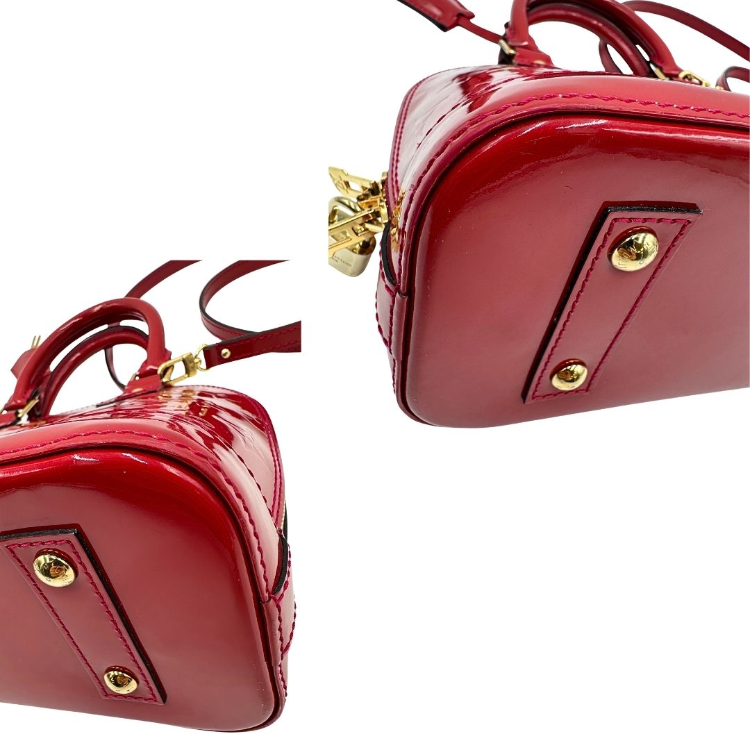 angoli Borsa Louis Vuitton Alma BB in pelle vernis rossa con trama monogram empreinte e parti metalliche dorate. Munita di doppi manici stondati e tracolla amovibile, dotata di clochette porta chiavi. Completa di scatola, lucchetto e chiavi, di lusso, originale, ottime condizioni. 