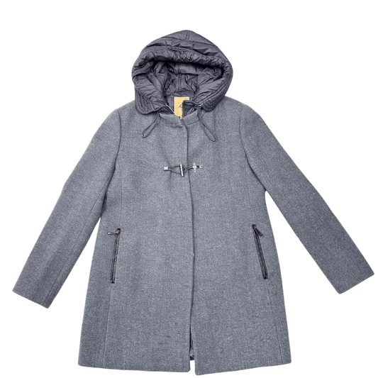 Cappotto Fay in misto lana e lana vergine grigio melange, con chiusura a gancio toggle. Interno dotato di piumino con chiusura a cerniera, cappuccio con coulisse e doppie tasche laterali con zip. Originale, usato, condizioni ottime.