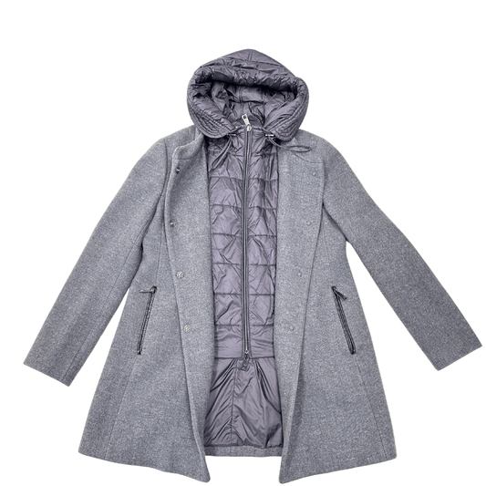 Cappotto Fay in misto lana e lana vergine grigio melange, con chiusura a gancio toggle. Interno dotato di piumino con chiusura a cerniera, cappuccio con coulisse e doppie tasche laterali con zip. Originale, usato, condizioni ottime.