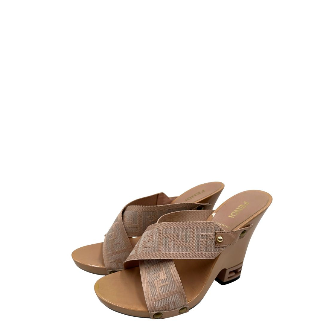 Sabot Fendi in legno e tessuto rosa con trama Zucca rifiniti con parti metalliche dorate.