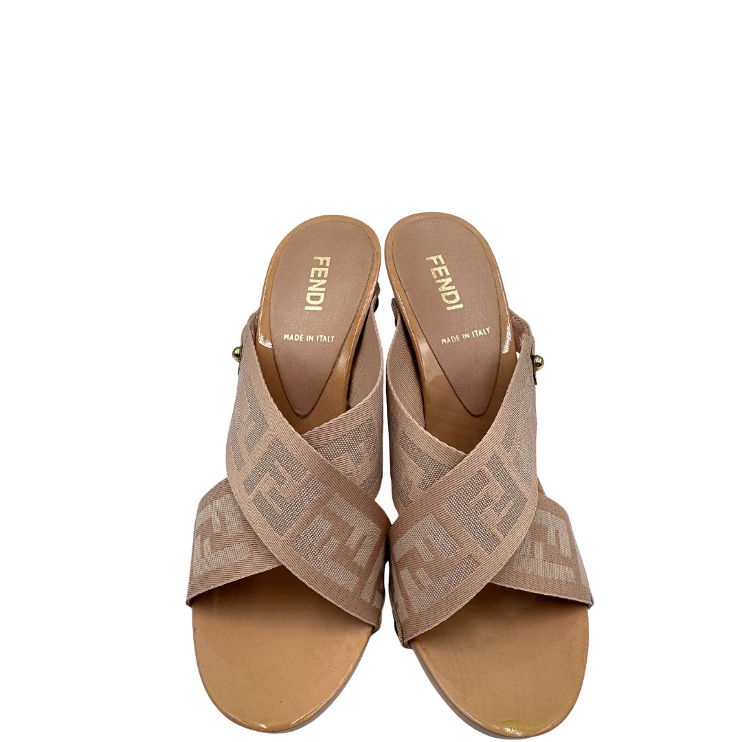 Sabot Fendi in legno e tessuto rosa con trama Zucca rifiniti con parti metalliche dorate.