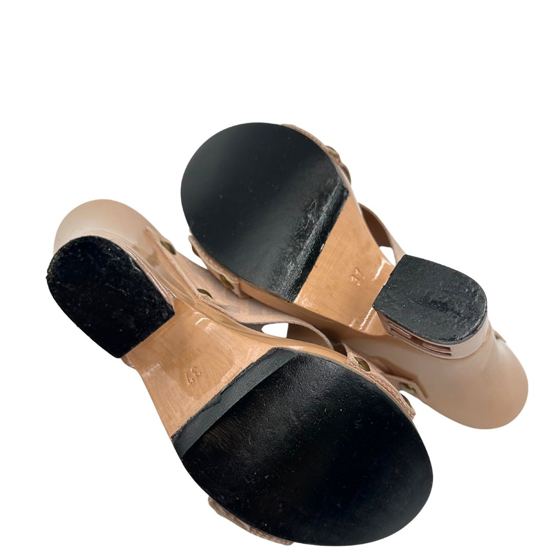 Sabot Fendi in legno e tessuto rosa con trama Zucca rifiniti con parti metalliche dorate.