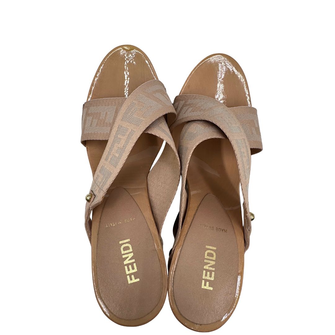 Sabot Fendi in legno e tessuto rosa con trama Zucca rifiniti con parti metalliche dorate.