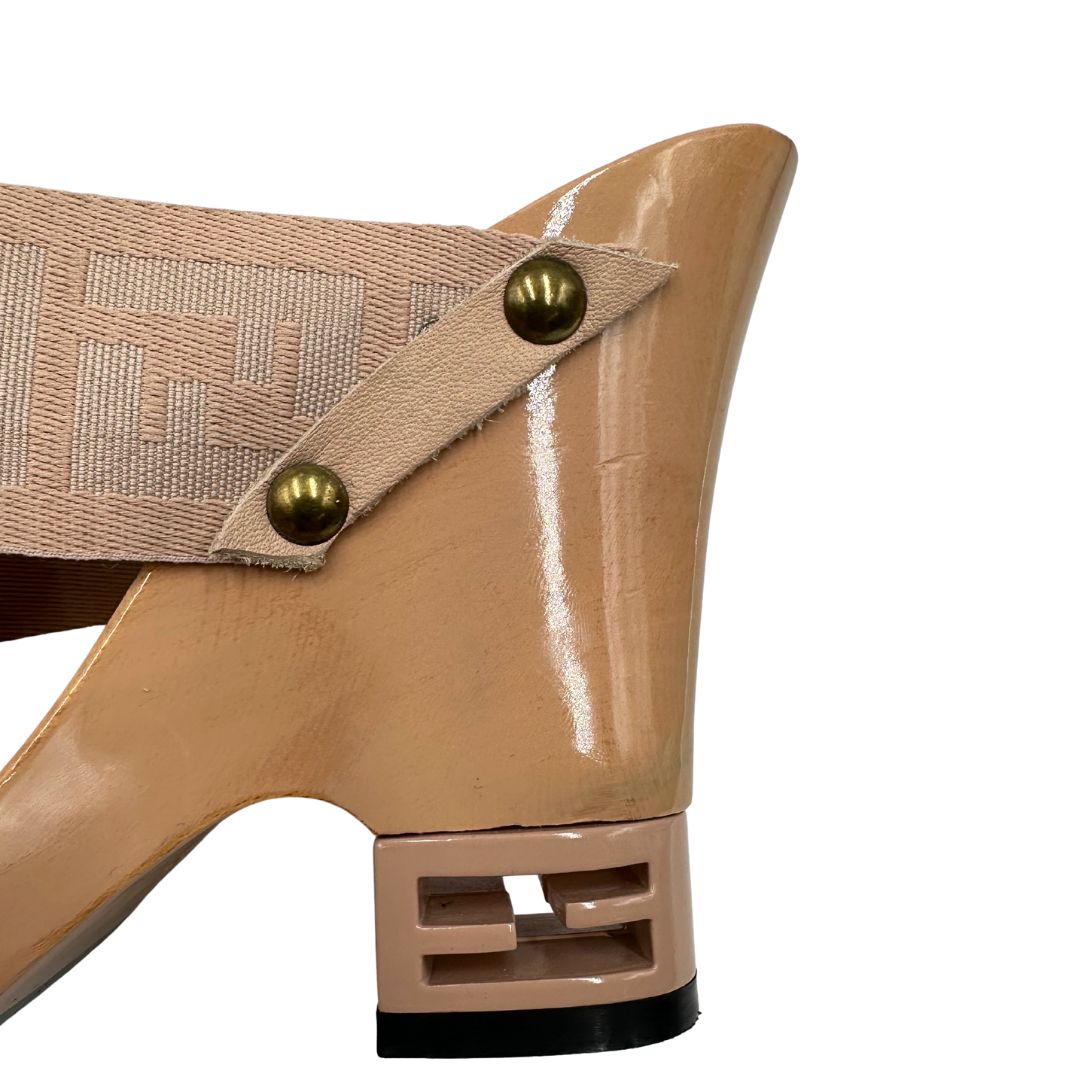 Sabot Fendi in legno e tessuto rosa con trama Zucca rifiniti con parti metalliche dorate.