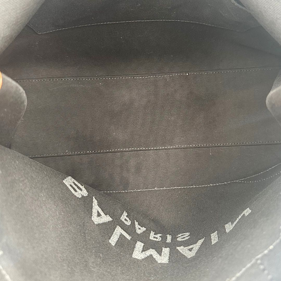 interno Borsa Balmain in tessuto color sabbia rifinita con parti in pelle marroni; munita di doppi manici e una pochette estraibile 