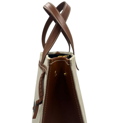 lato Borsa Balmain in tessuto color sabbia rifinita con parti in pelle marroni; munita di doppi manici e una pochette estraibile 